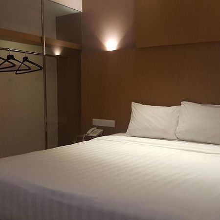 Kharisma Hotel Madiun Exterior foto