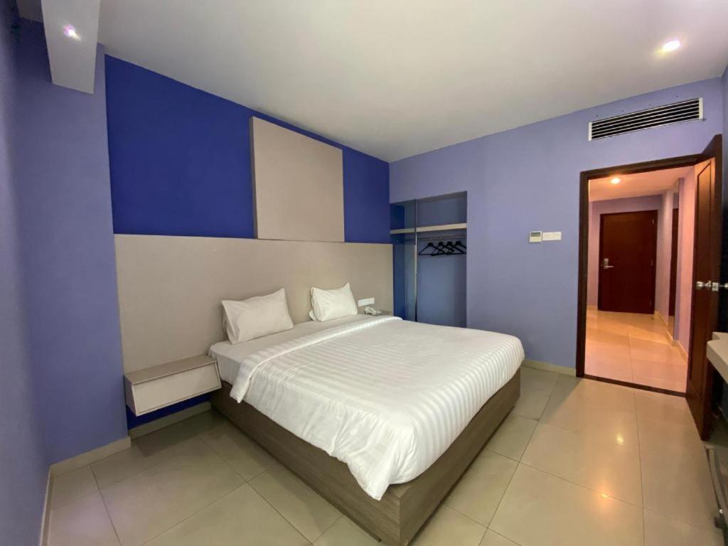 Kharisma Hotel Madiun Exterior foto