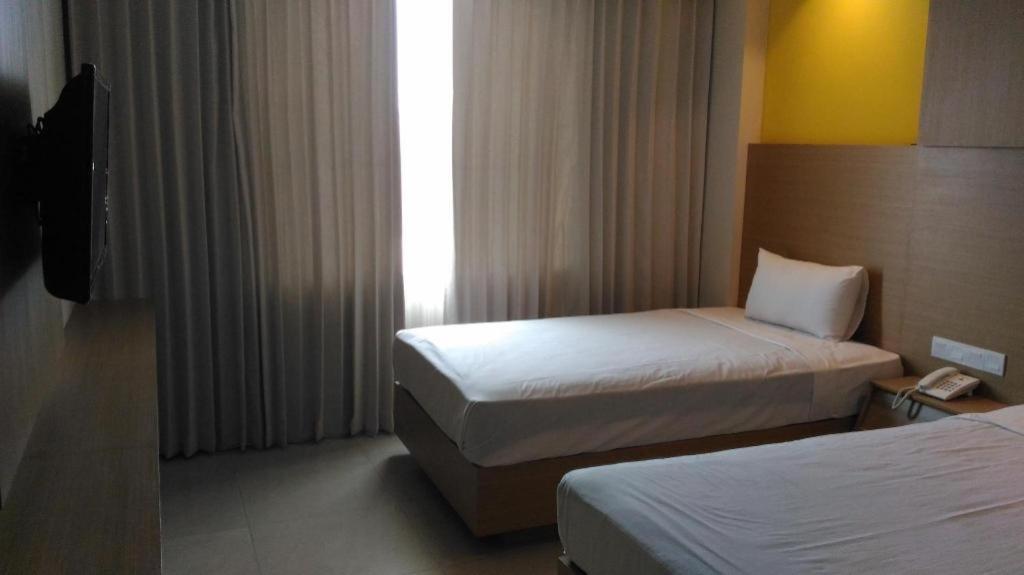 Kharisma Hotel Madiun Exterior foto
