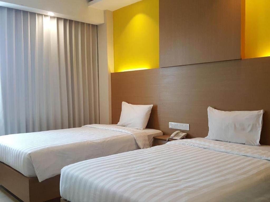 Kharisma Hotel Madiun Exterior foto