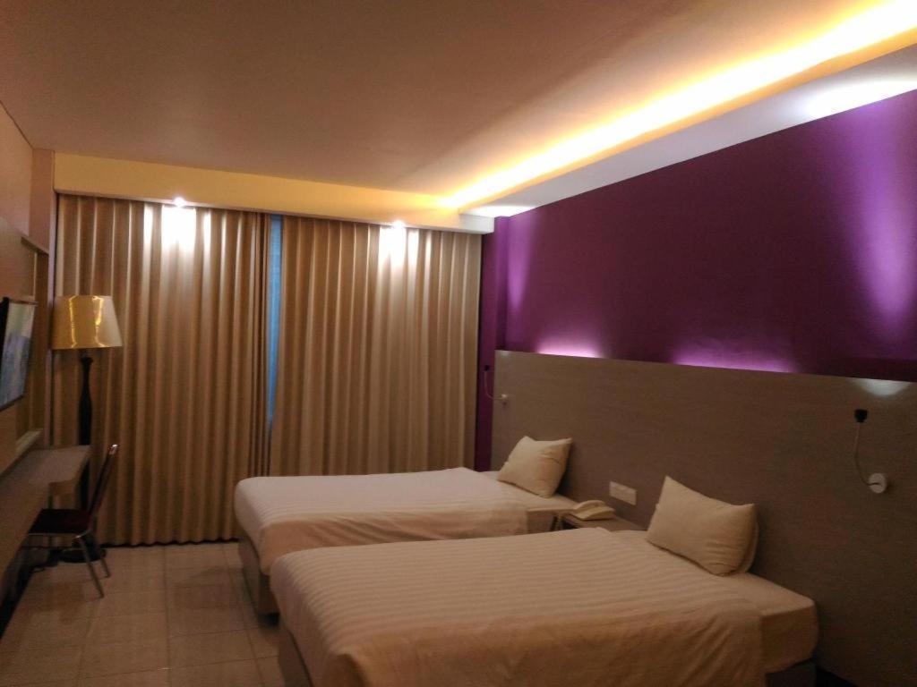 Kharisma Hotel Madiun Exterior foto