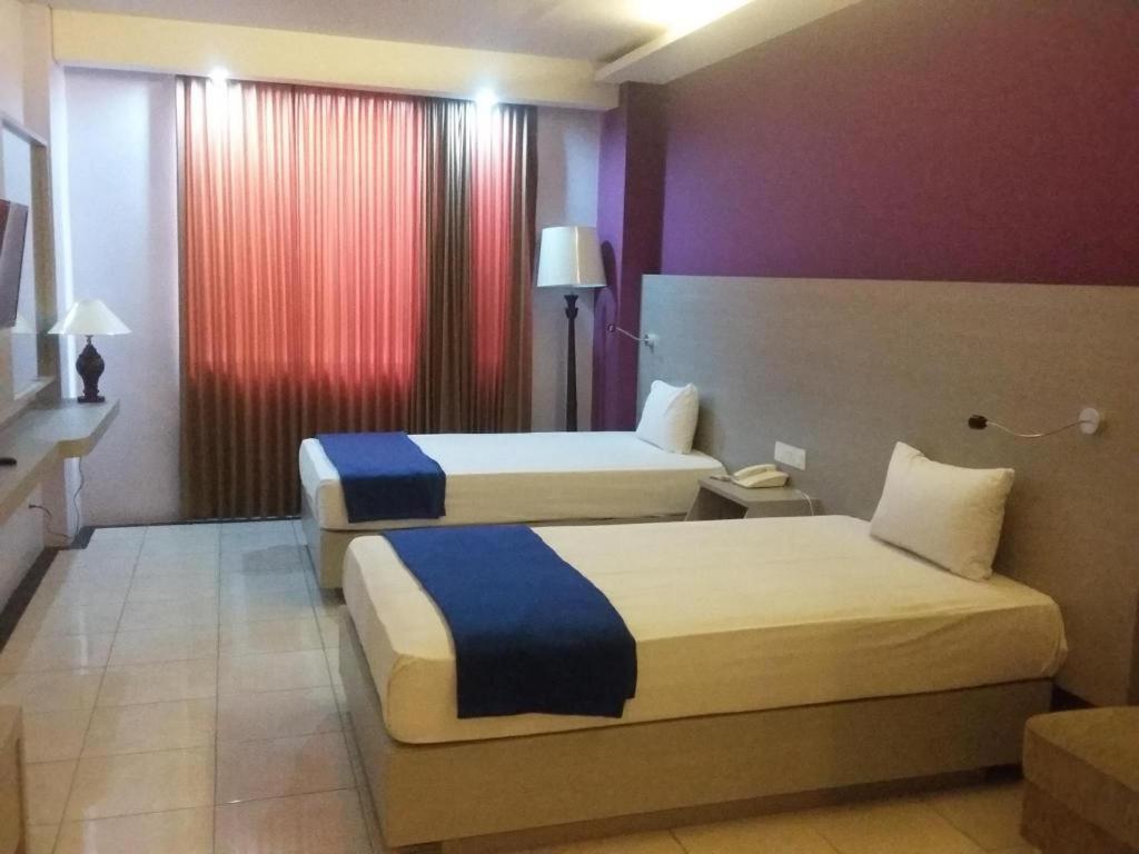 Kharisma Hotel Madiun Exterior foto