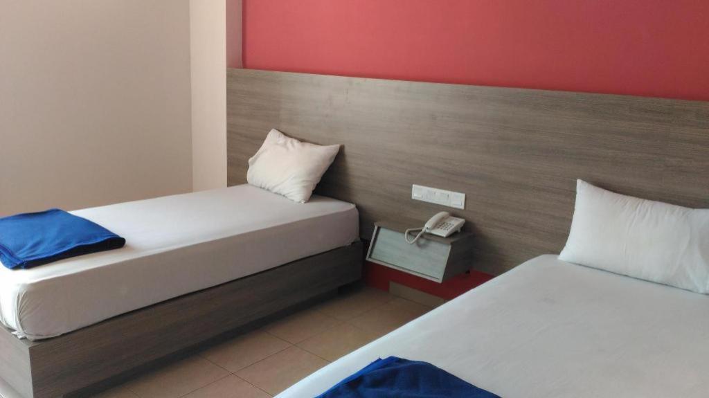 Kharisma Hotel Madiun Exterior foto