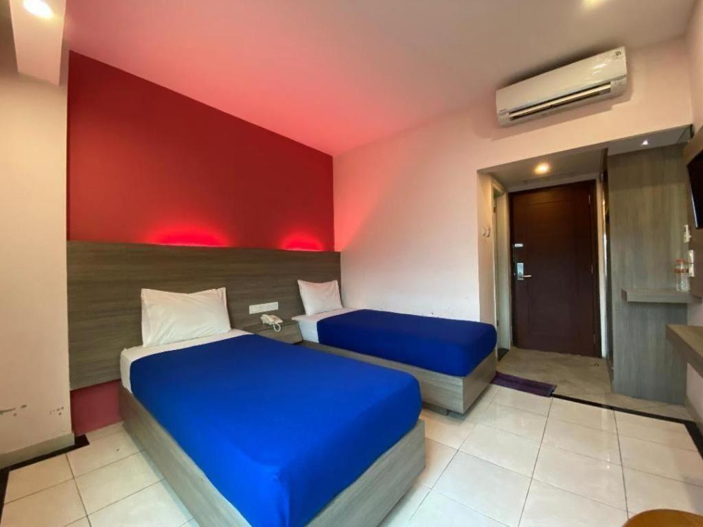Kharisma Hotel Madiun Exterior foto