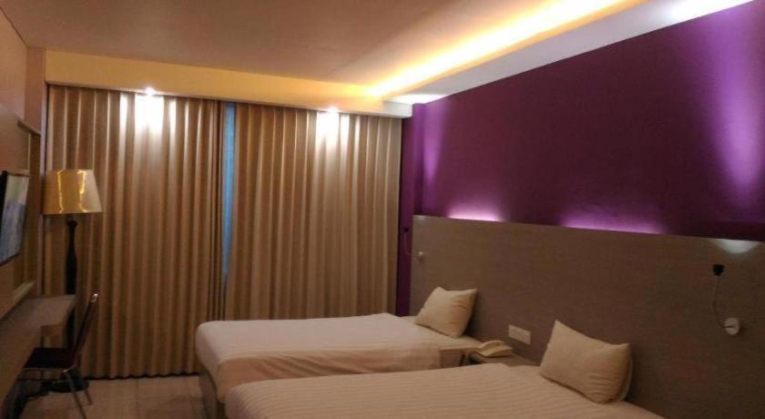 Kharisma Hotel Madiun Exterior foto