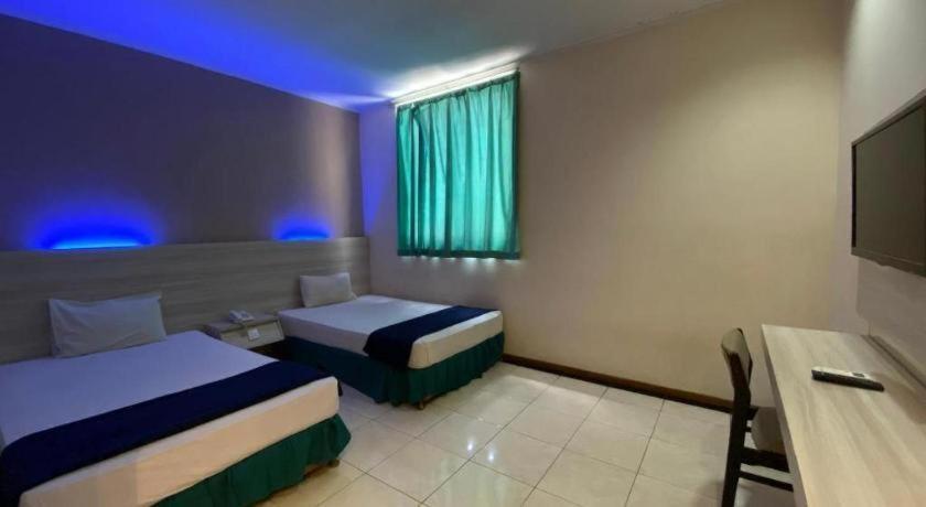 Kharisma Hotel Madiun Exterior foto