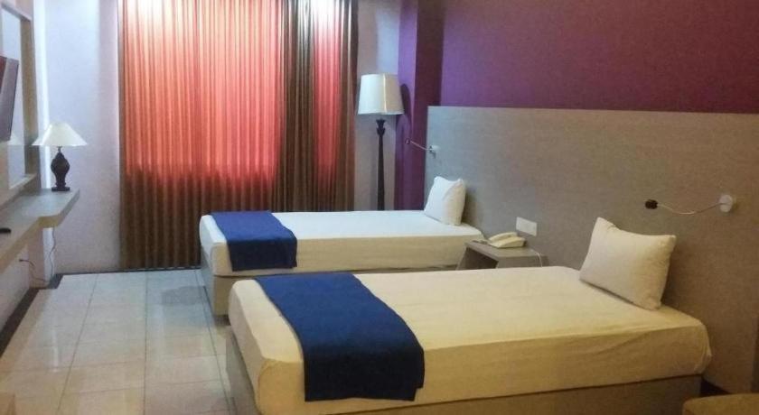 Kharisma Hotel Madiun Exterior foto