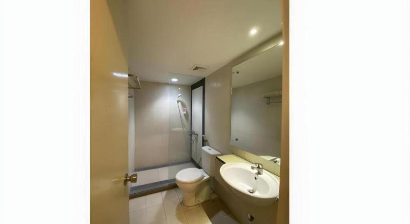 Kharisma Hotel Madiun Exterior foto