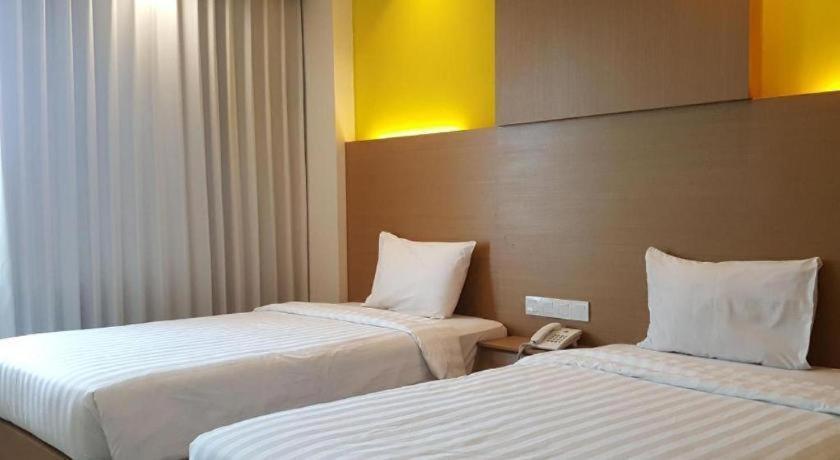 Kharisma Hotel Madiun Exterior foto